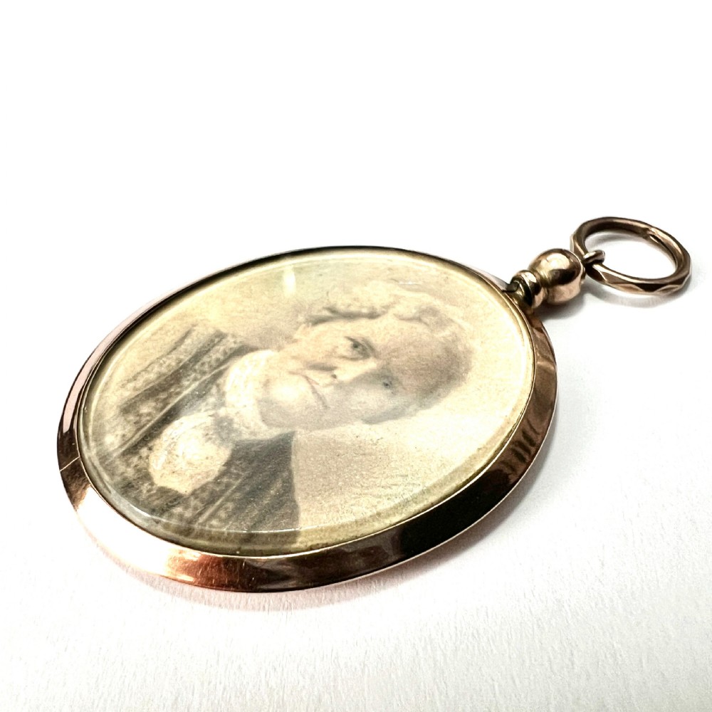 Edwardian 9CT Gold Top Screw Locket Pendant View IV