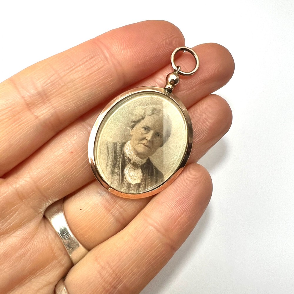 Edwardian 9CT Gold Top Screw Locket Pendant View V