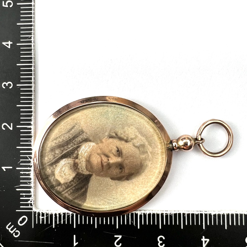 Edwardian 9CT Gold Top Screw Locket Pendant View VI