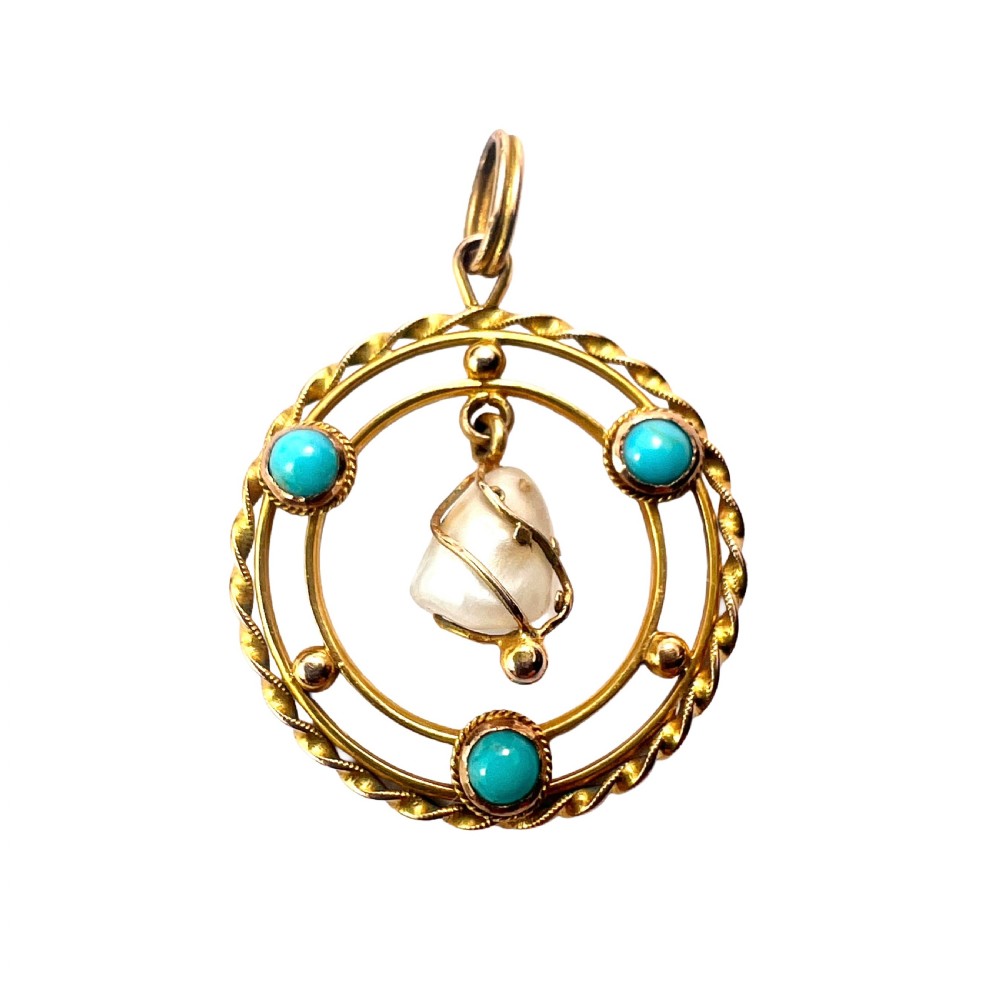 A circular 15ct yellow gold Edwardian pendant set with three turquoise cabochons and a central wire-wrapped baroque pearl.
