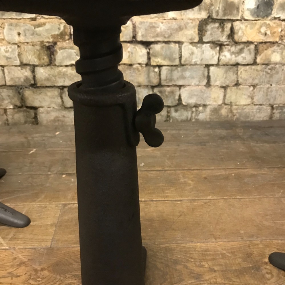 Set of 4 singer stools View II