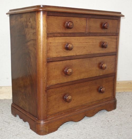 very small 19 ft height baby victorian mahogany chest of drawers - CATEGORY: ANTIQUE CHEST OF DRAWERS - DATED VICTORIAN