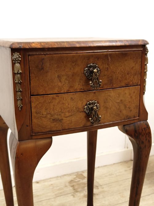 ANTIQUE PAIR OF DISTRESSED BURR WALNUT BEDSIDE LAMP TABLES CABINETS - ADDITIONAL PHOTO 6