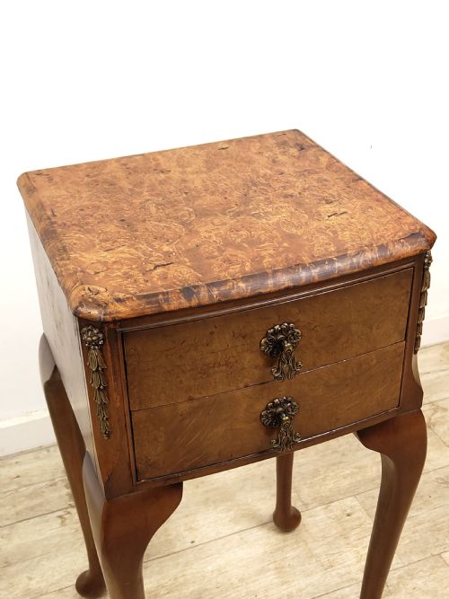 ANTIQUE PAIR OF DISTRESSED BURR WALNUT BEDSIDE LAMP TABLES CABINETS - ADDITIONAL PHOTO 9