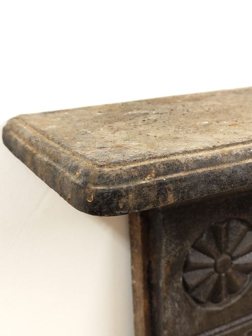 ANTIQUE GEORGIAN CAST IRON BULLSEYE FIRE SURROUND - ADDITIONAL PHOTO 5