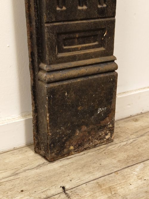 ANTIQUE GEORGIAN CAST IRON BULLSEYE FIRE SURROUND - ADDITIONAL PHOTO 3
