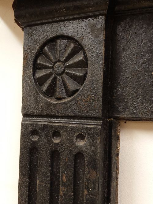 ANTIQUE GEORGIAN CAST IRON BULLSEYE FIRE SURROUND - ADDITIONAL PHOTO 7