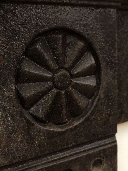 ANTIQUE GEORGIAN CAST IRON BULLSEYE FIRE SURROUND - ADDITIONAL PHOTO 11