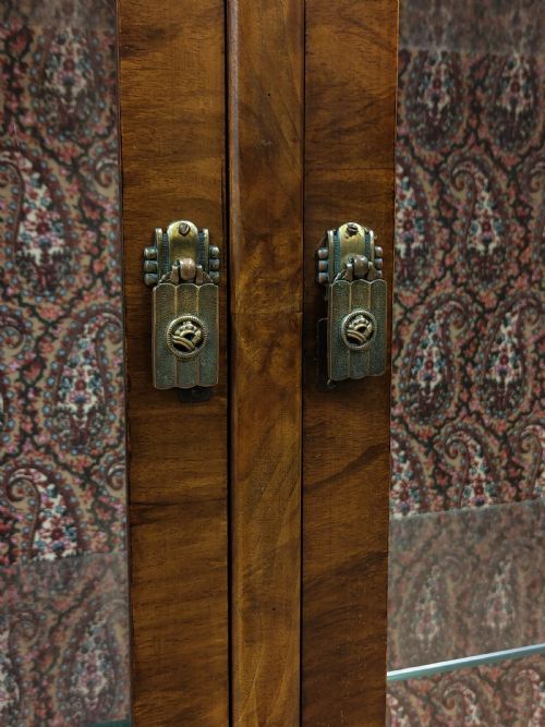 ANTIQUE ART DECO GLAZED BURR WALNUT DISPLAY CABINET - ADDITIONAL PHOTO 13