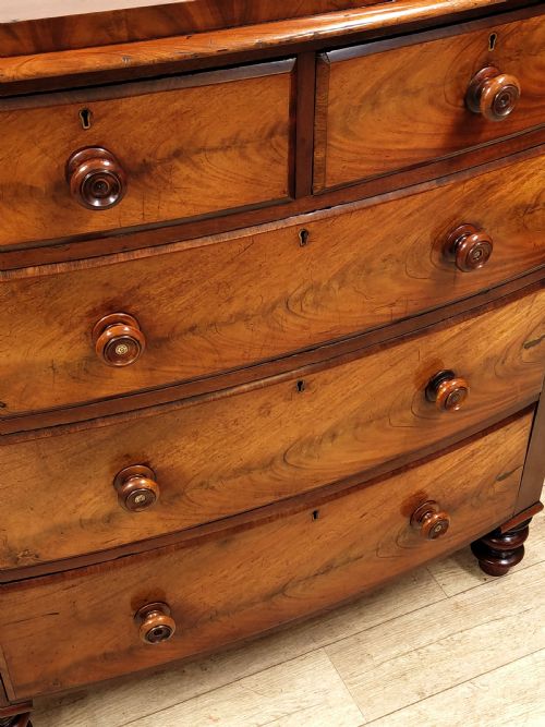 ANTIQUE VICTORIAN MAHOGANY BOW FRONT CHEST OF DRAWERS - ADDITIONAL PHOTO 4