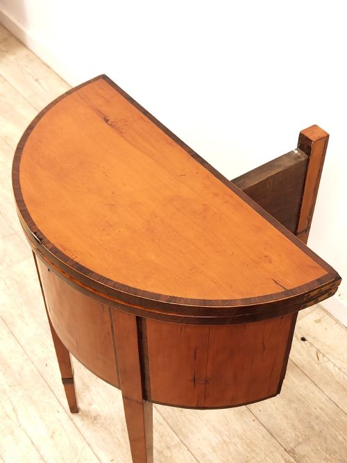 ANTIQUE LATE 18TH CENTURY SATINWOOD FOLD OVER DEMI LUNE GAMES TABLE - ADDITIONAL PHOTO 5