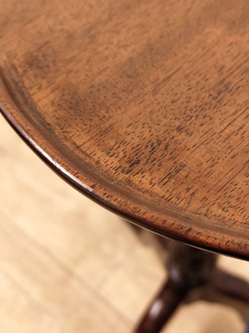 A FINE AND VERY RARE PAIR OF 19TH CENTURY SOLID MAHOGANY WINE KETTLE TABLES WITH SCALLOPED TOPS - ADDITIONAL PHOTO 1