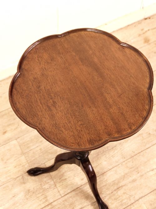A FINE AND VERY RARE PAIR OF 19TH CENTURY SOLID MAHOGANY WINE KETTLE TABLES WITH SCALLOPED TOPS - ADDITIONAL PHOTO 2