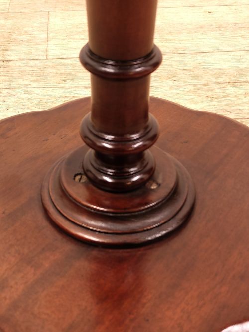 A FINE AND VERY RARE PAIR OF 19TH CENTURY SOLID MAHOGANY WINE KETTLE TABLES WITH SCALLOPED TOPS - ADDITIONAL PHOTO 3