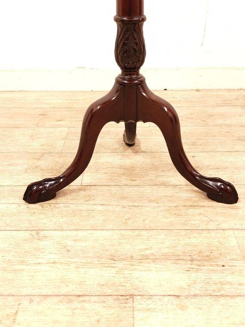 A FINE AND VERY RARE PAIR OF 19TH CENTURY SOLID MAHOGANY WINE KETTLE TABLES WITH SCALLOPED TOPS - ADDITIONAL PHOTO 5