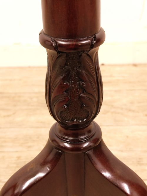 A FINE AND VERY RARE PAIR OF 19TH CENTURY SOLID MAHOGANY WINE KETTLE TABLES WITH SCALLOPED TOPS - ADDITIONAL PHOTO 8