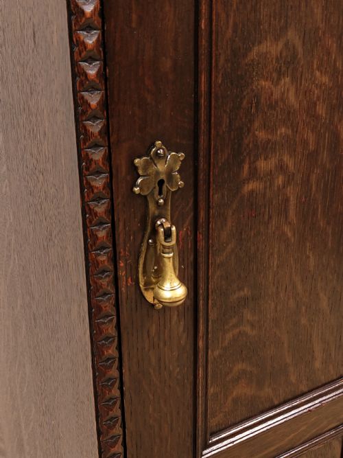ANTIQUE SOLID CARVED OAK GEOMETRIC SINGLE HALL WARDROBE ARMOIRE COMPACTUM - ADDITIONAL PHOTO 3