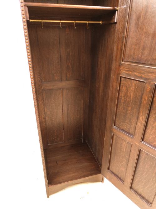 ANTIQUE SOLID CARVED OAK GEOMETRIC SINGLE HALL WARDROBE ARMOIRE COMPACTUM - ADDITIONAL PHOTO 2