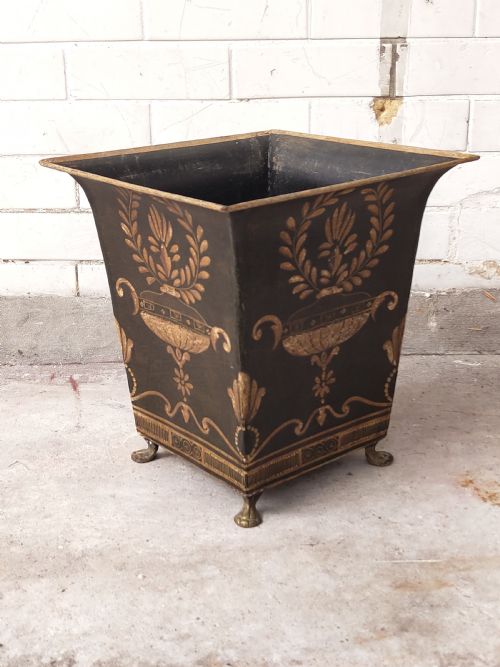 A TRIO OF THREE GRADUATING 1920S REGENCY STYLE TOLEWARE JARDINIERE PLANTERS - ADDITIONAL PHOTO 6
