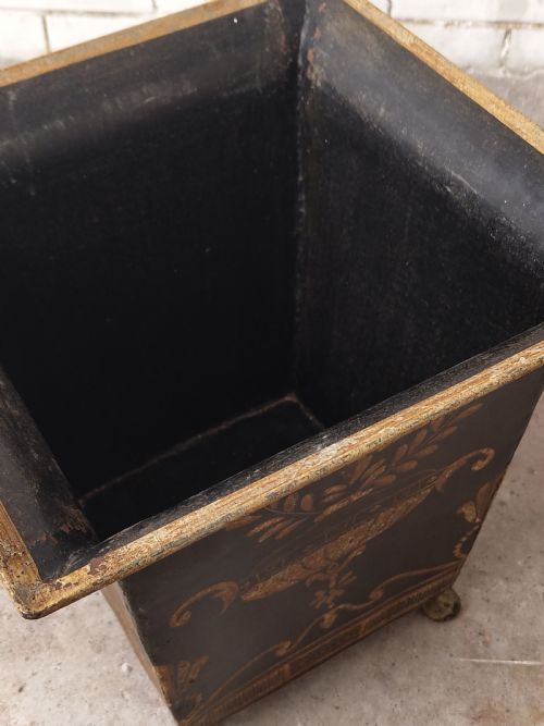 A TRIO OF THREE GRADUATING 1920S REGENCY STYLE TOLEWARE JARDINIERE PLANTERS - ADDITIONAL PHOTO 1