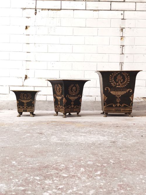A TRIO OF THREE GRADUATING 1920S REGENCY STYLE TOLEWARE JARDINIERE PLANTERS - ADDITIONAL PHOTO 2