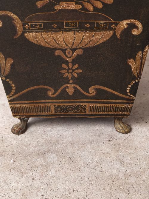 A TRIO OF THREE GRADUATING 1920S REGENCY STYLE TOLEWARE JARDINIERE PLANTERS - ADDITIONAL PHOTO 3
