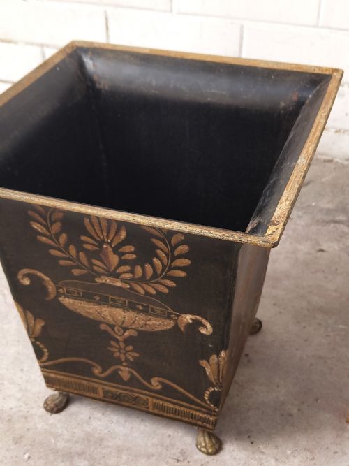 A TRIO OF THREE GRADUATING 1920S REGENCY STYLE TOLEWARE JARDINIERE PLANTERS - ADDITIONAL PHOTO 4