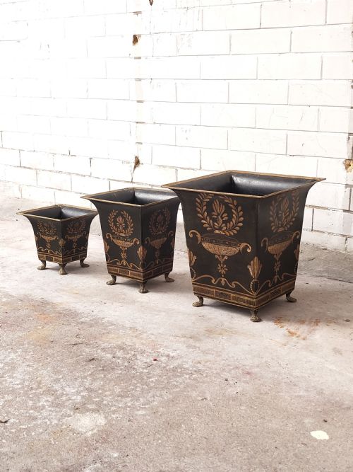 A TRIO OF THREE GRADUATING 1920S REGENCY STYLE TOLEWARE JARDINIERE PLANTERS - ADDITIONAL PHOTO 7