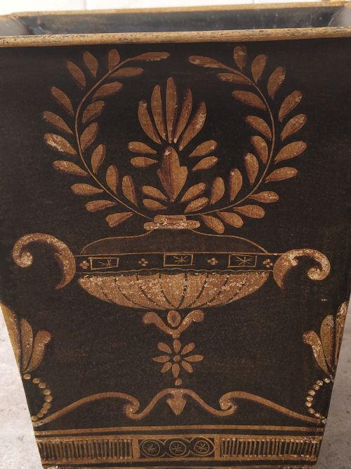 A TRIO OF THREE GRADUATING 1920S REGENCY STYLE TOLEWARE JARDINIERE PLANTERS - ADDITIONAL PHOTO 8