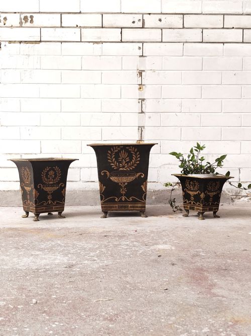 A TRIO OF THREE GRADUATING 1920S REGENCY STYLE TOLEWARE JARDINIERE PLANTERS - ADDITIONAL PHOTO 9