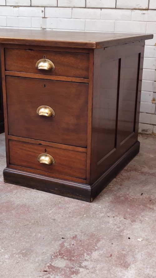 ANTIQUE SOLID OAK EX GOVERNMENT LEATHER TOP PEDESTAL DESK - ADDITIONAL PHOTO 3
