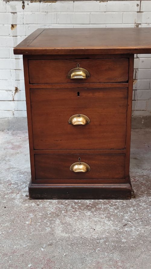 ANTIQUE SOLID OAK EX GOVERNMENT LEATHER TOP PEDESTAL DESK - ADDITIONAL PHOTO 4