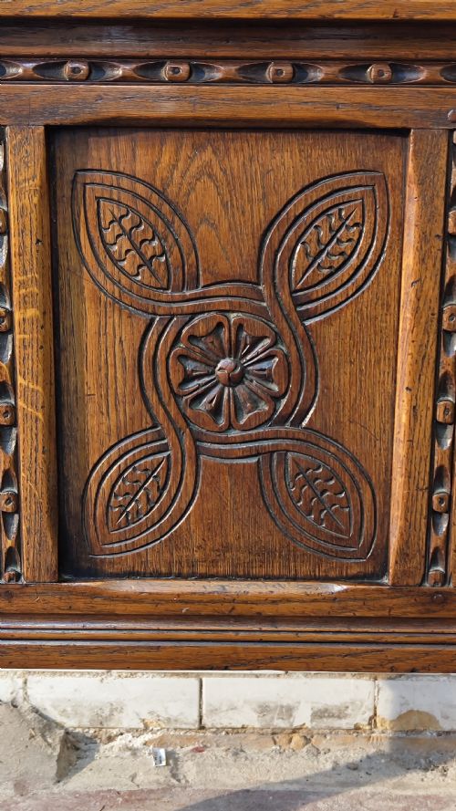 EARLY 20TH CENTURY JACOBEAN STYLE GEOMETRIC SOLID GOLDEN OAK CUPBOARD SIDEBOARD - ADDITIONAL PHOTO 4