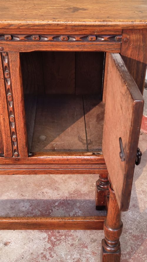 EARLY 20TH CENTURY JACOBEAN STYLE GEOMETRIC SOLID GOLDEN OAK CUPBOARD SIDEBOARD - ADDITIONAL PHOTO 3