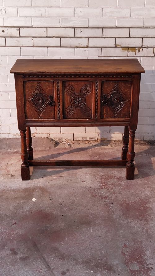 EARLY 20TH CENTURY JACOBEAN STYLE GEOMETRIC SOLID GOLDEN OAK CUPBOARD SIDEBOARD - ADDITIONAL PHOTO 5