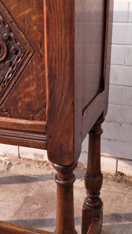 EARLY 20TH CENTURY JACOBEAN STYLE GEOMETRIC SOLID GOLDEN OAK CUPBOARD SIDEBOARD - ADDITIONAL PHOTO 6
