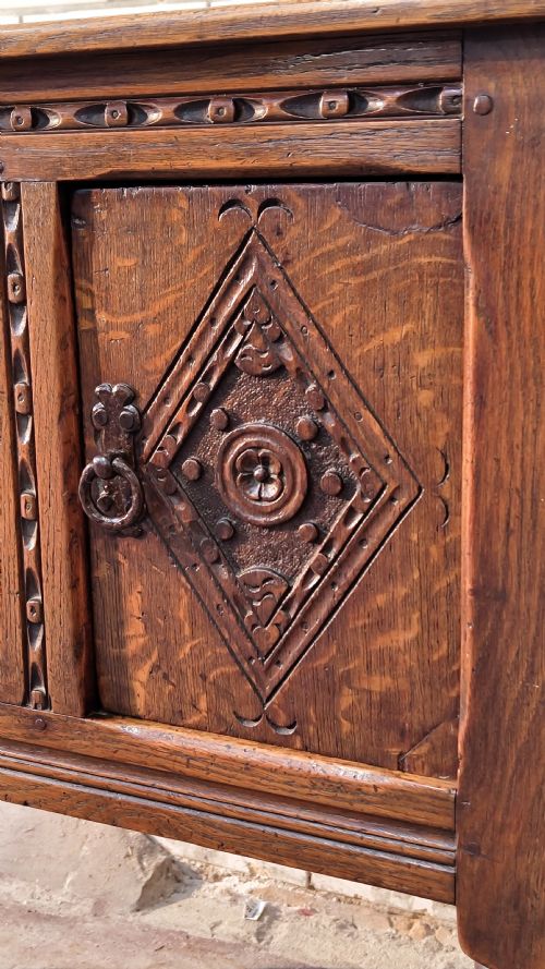 EARLY 20TH CENTURY JACOBEAN STYLE GEOMETRIC SOLID GOLDEN OAK CUPBOARD SIDEBOARD - ADDITIONAL PHOTO 7