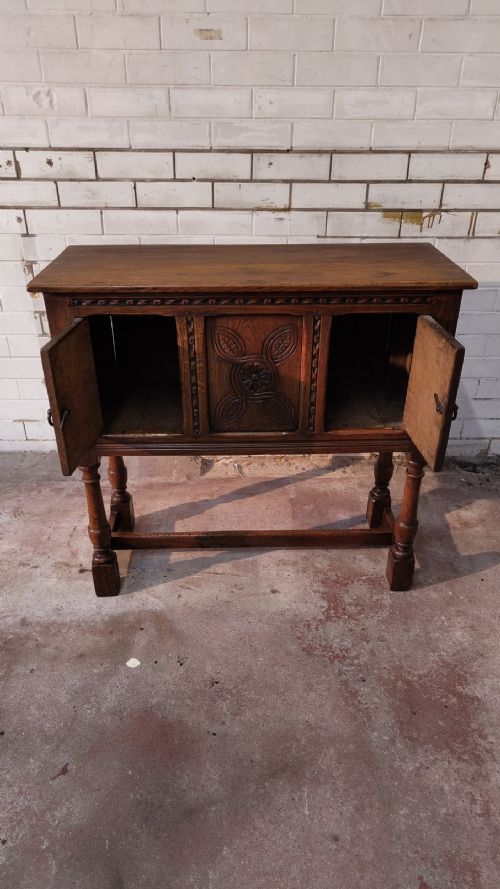 EARLY 20TH CENTURY JACOBEAN STYLE GEOMETRIC SOLID GOLDEN OAK CUPBOARD SIDEBOARD - ADDITIONAL PHOTO 2