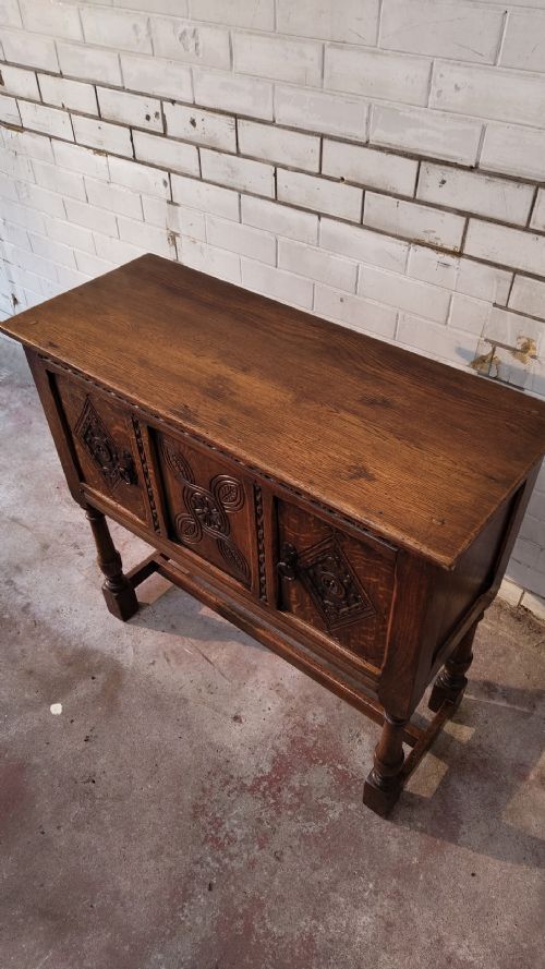 EARLY 20TH CENTURY JACOBEAN STYLE GEOMETRIC SOLID GOLDEN OAK CUPBOARD SIDEBOARD - ADDITIONAL PHOTO 11
