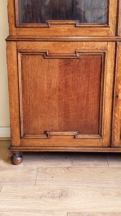 EARLY 20TH CENTURY SOLID OAK GEOMETRIC ADJUSTABLE BOOKCASE ON CUPBOARD - ADDITIONAL PHOTO 2