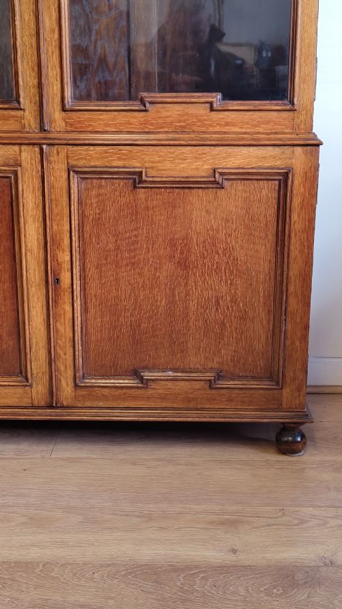 EARLY 20TH CENTURY SOLID OAK GEOMETRIC ADJUSTABLE BOOKCASE ON CUPBOARD - ADDITIONAL PHOTO 3