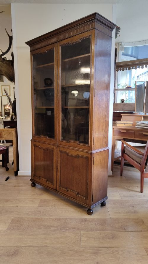 EARLY 20TH CENTURY SOLID OAK GEOMETRIC ADJUSTABLE BOOKCASE ON CUPBOARD - ADDITIONAL PHOTO 5