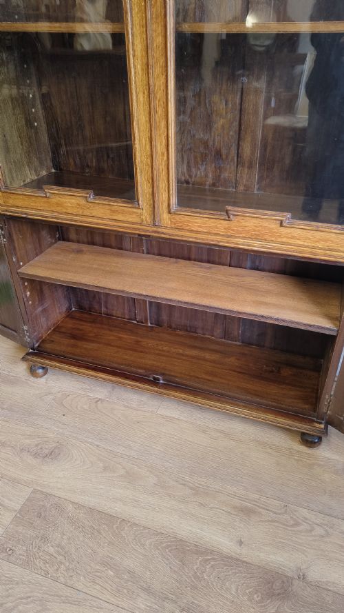 EARLY 20TH CENTURY SOLID OAK GEOMETRIC ADJUSTABLE BOOKCASE ON CUPBOARD - ADDITIONAL PHOTO 11