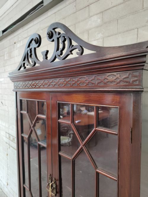 ANTIQUE EDWARDIAN CHIPPENDALE STYLE MAHOGANY DISPLAY CABINET ON STAND - ADDITIONAL PHOTO 10