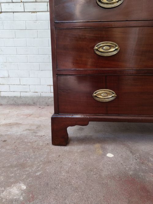 A GOOD ANTIQUE GEORGIAN MAHOGANY CHEST OF DRAWERS - ADDITIONAL PHOTO 3