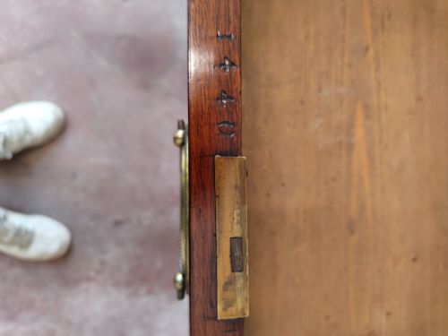 A GOOD ANTIQUE GEORGIAN MAHOGANY CHEST OF DRAWERS - ADDITIONAL PHOTO 4