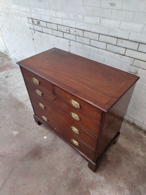 A GOOD ANTIQUE GEORGIAN MAHOGANY CHEST OF DRAWERS - ADDITIONAL PHOTO 5