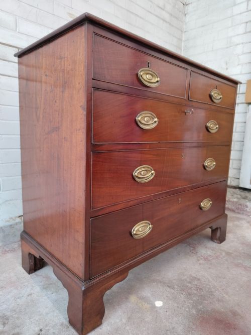 A GOOD ANTIQUE GEORGIAN MAHOGANY CHEST OF DRAWERS - ADDITIONAL PHOTO 6