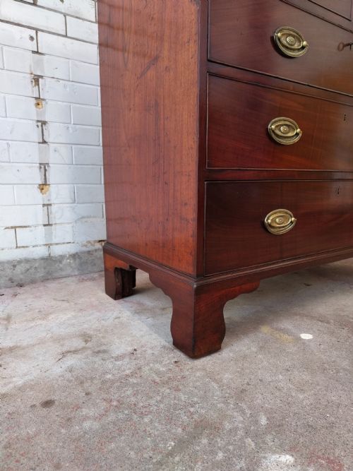 A GOOD ANTIQUE GEORGIAN MAHOGANY CHEST OF DRAWERS - ADDITIONAL PHOTO 7