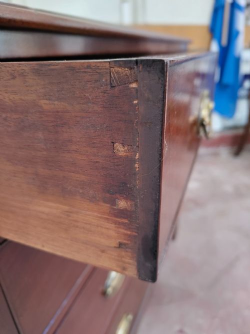A GOOD ANTIQUE GEORGIAN MAHOGANY CHEST OF DRAWERS - ADDITIONAL PHOTO 8